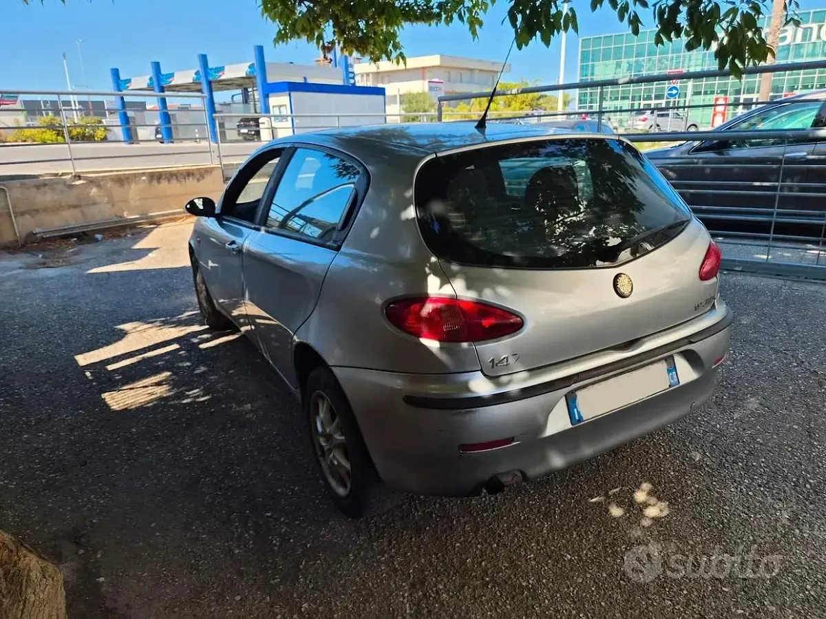 Usata Alfa Romeo 147 Progression 116 CV (85 kW) 2001 Grigio Utilitaria