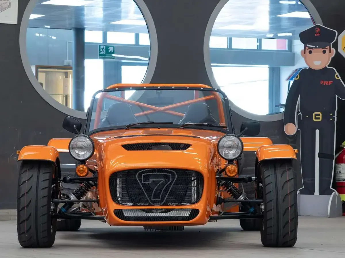 Nuova Caterham Seven 170 CV (125 kW) 2026 Sunset riot Cabrio
