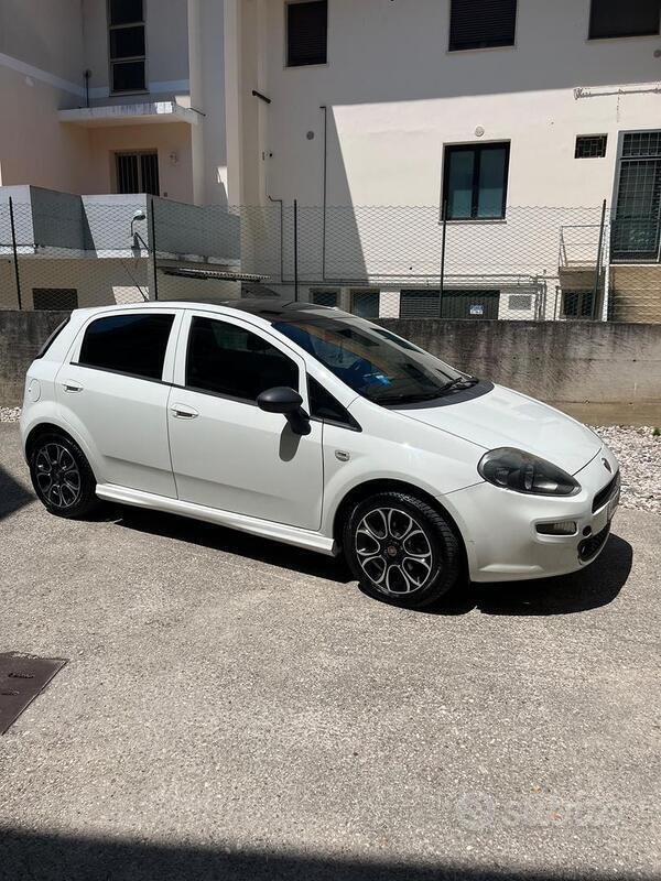 Usata 2015 Fiat Grande Punto Due volumi | 5000 € (Buon prezzo) - Immagine 1/4