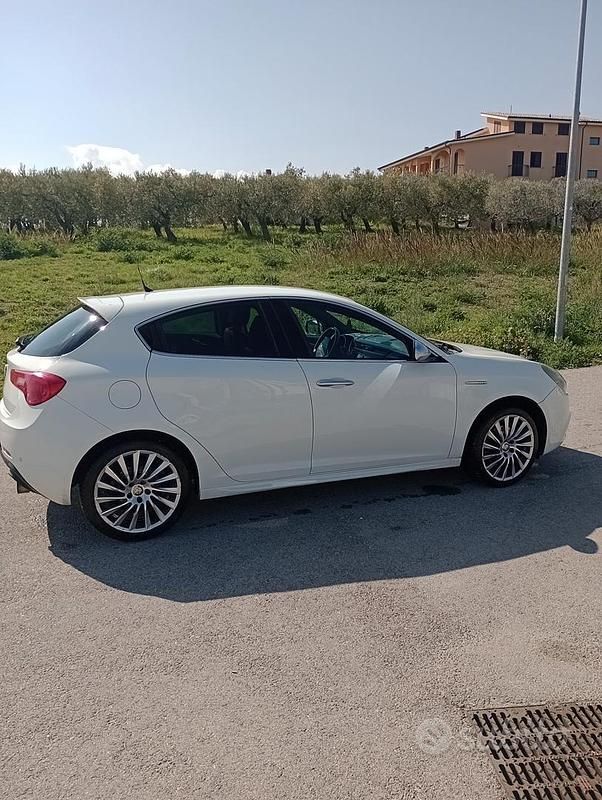 Usata Alfa Romeo Giulietta 140 CV (102 kW) 2011 Bianco Utilitaria