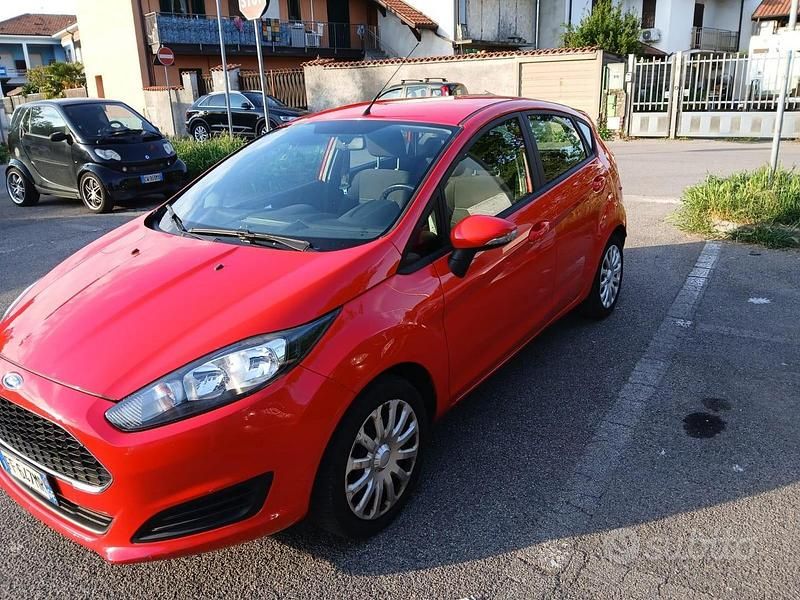 Usata Ford Fiesta 100 CV (73 kW) 2016 Rosso Berlina