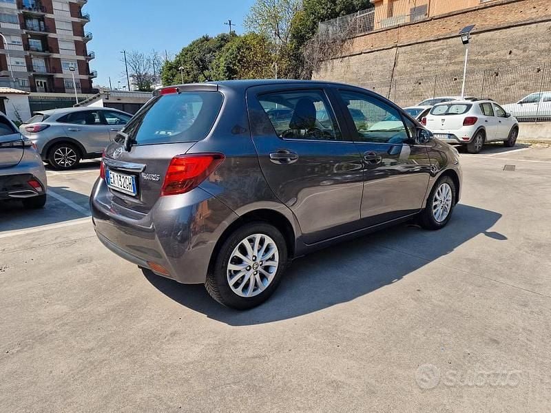 Usata Toyota Yaris Lounge 69 CV (50 kW) 2014 Grigio Utilitaria
