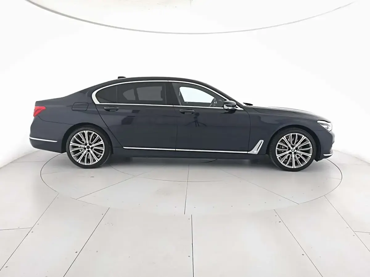 Usata BMW 730L 265 CV (194 kW) 2019 Imperial blue Berlina