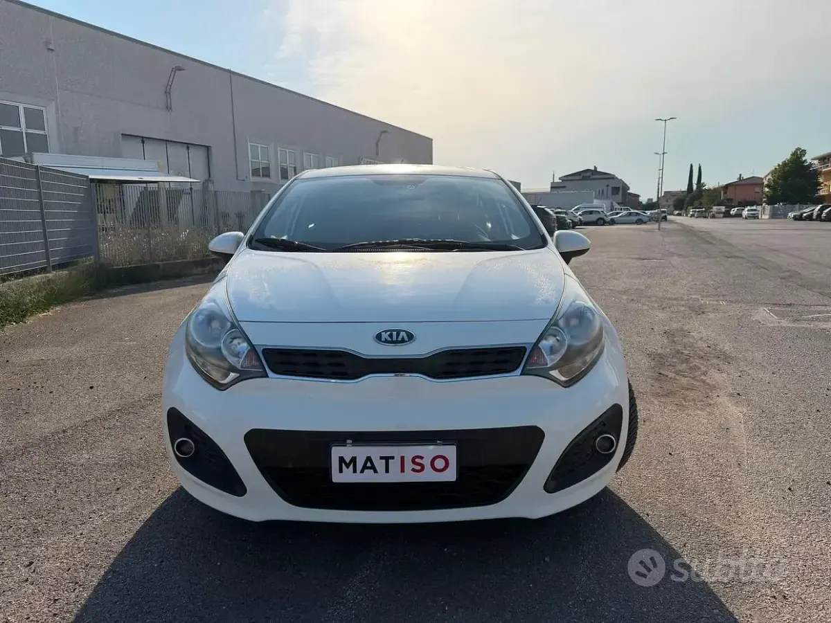 Usata Kia Rio Active 75 CV (55 kW) 2014 Bianco Berlina