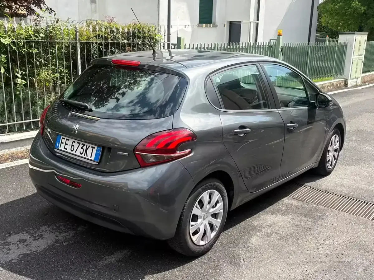 Begagnad Peugeot 208 Allure 82 HK (60 kW) 2016 Grå Halvkombi