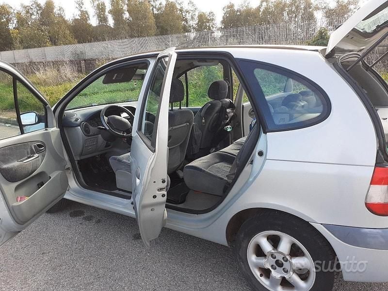 Usata Renault Scénic II 110 CV (80 kW) 2006 Grigio Monovolume