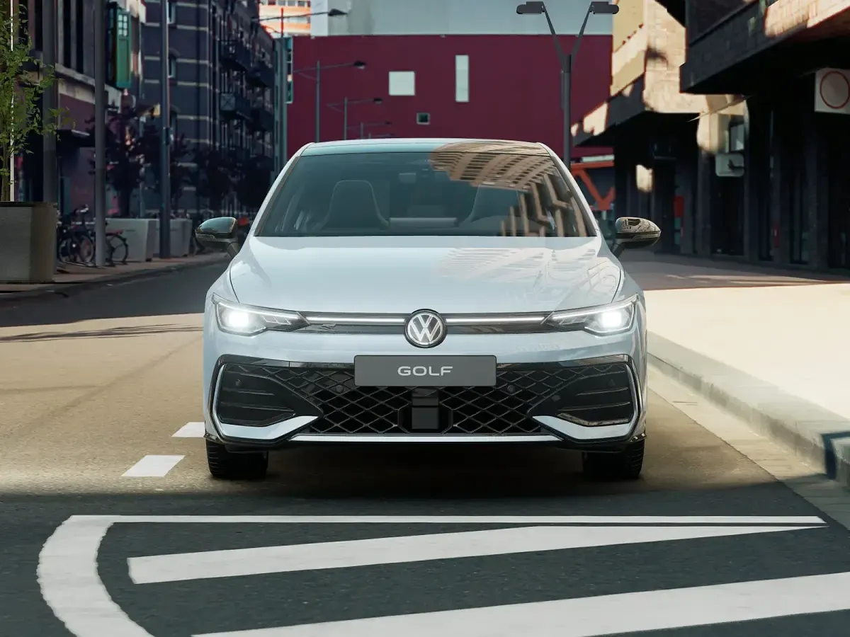 Nuova VW Golf VIII R-line Plus 150 CV (110 kW) 2026 Crystal ice blue metallizzato Berlina