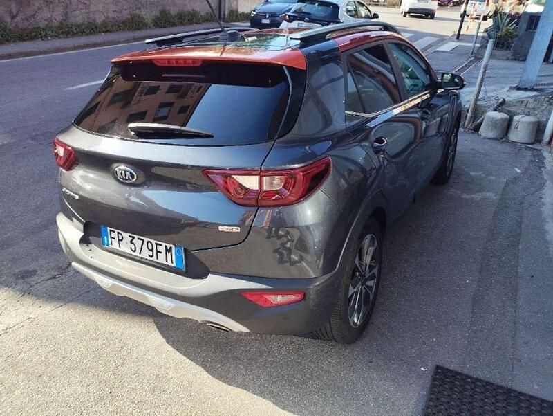 Usado Kia Stonic 120 CV (88 kW) 2018 Gris SUV