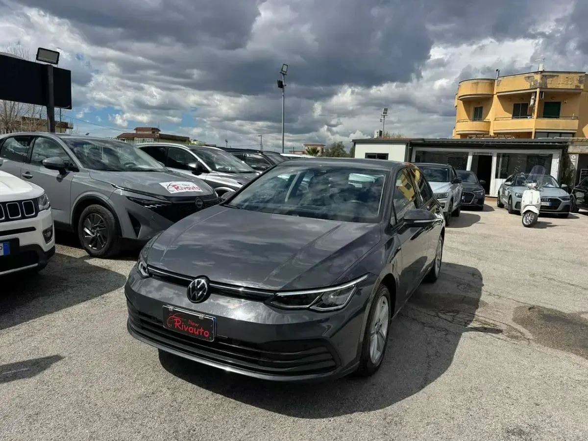 Usata VW Golf VIII Life 116 CV (85 kW) 2022 Grigio Berlina