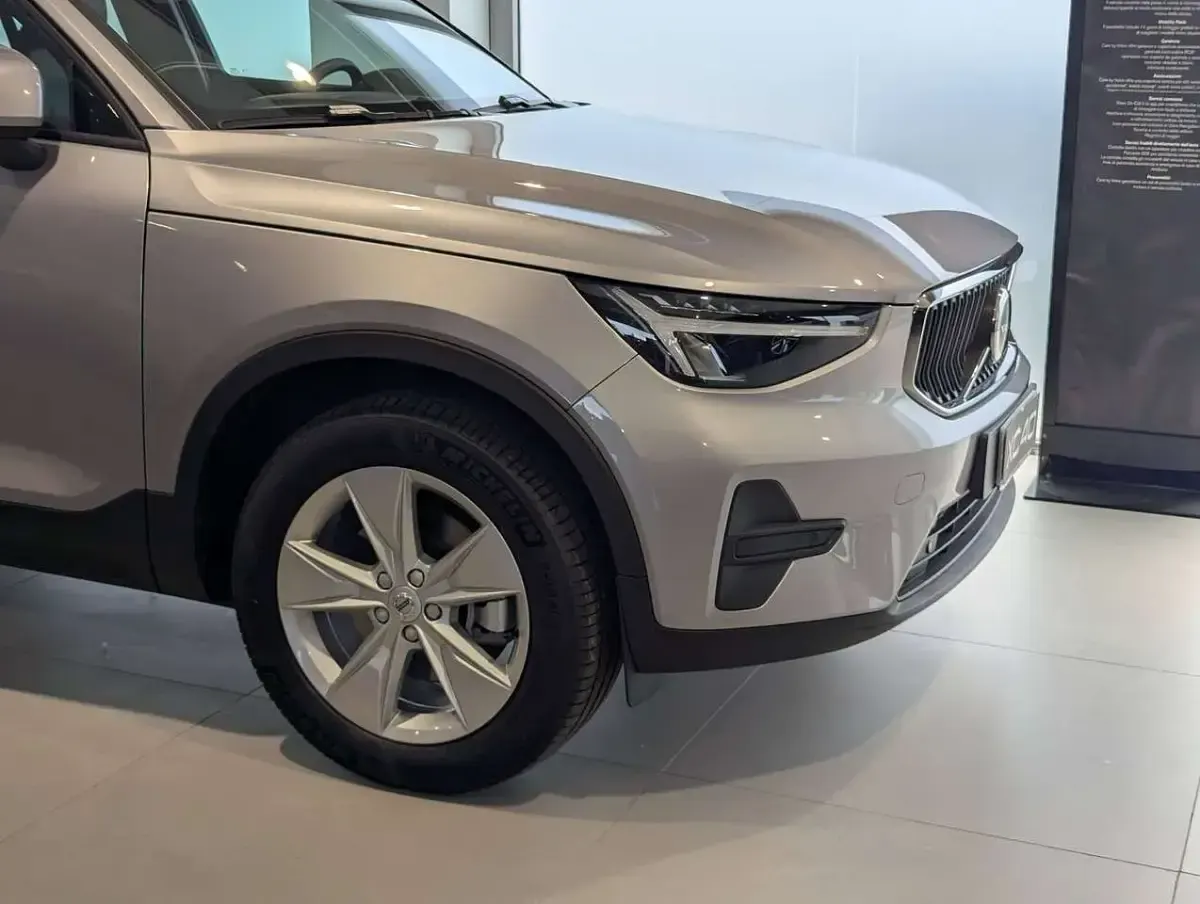 Nuova Volvo XC40 Core 163 CV (119 kW) 2026 Argento SUV