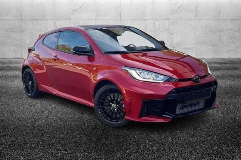 Usata Toyota Yaris 280 CV (205 kW) 2024 Rosso Utilitaria