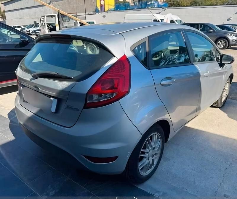 Usata Ford Fiesta Titanium 82 CV (60 kW) 2010 Argento Berlina