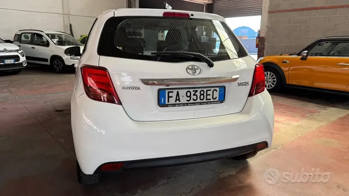 Usata Toyota Yaris Lounge 69 CV (50 kW) 2015 Bianco Utilitaria