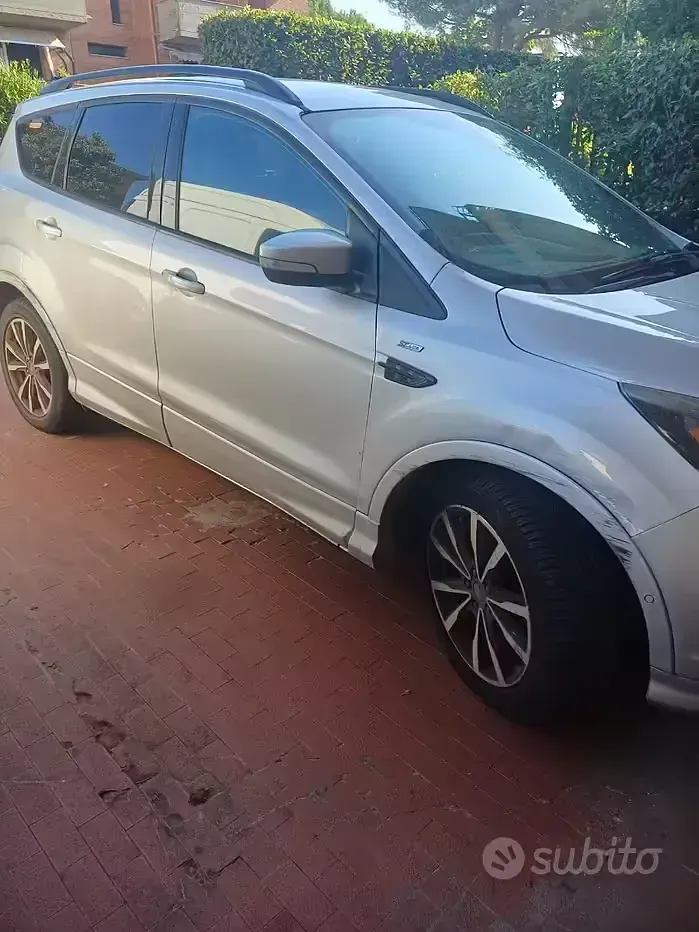Usata Ford Kuga 120 CV (88 kW) 2017 Giallo SUV