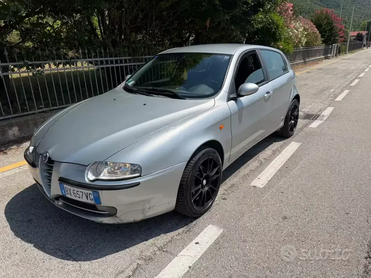 Usata Alfa Romeo 147 105 CV (77 kW) 2001 Utilitaria