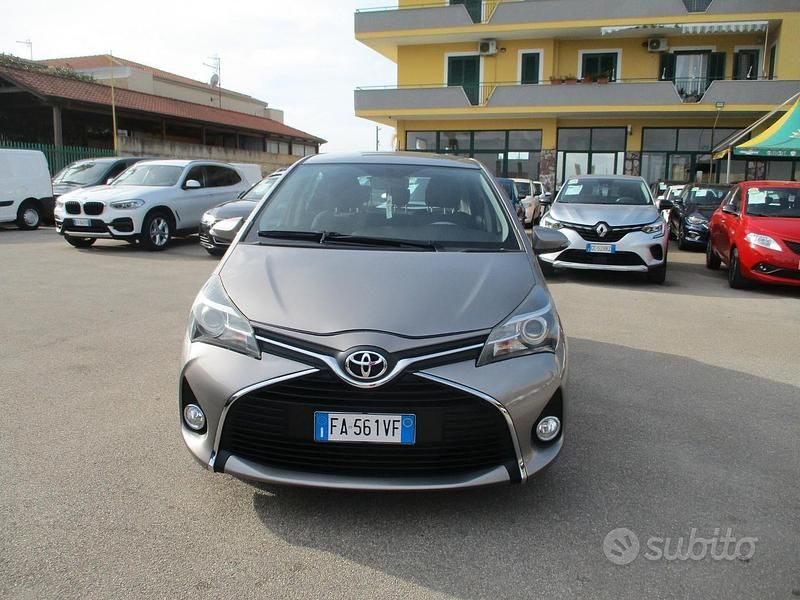 Usata Toyota Yaris Lounge 69 CV (50 kW) 2015 Grigio Berlina