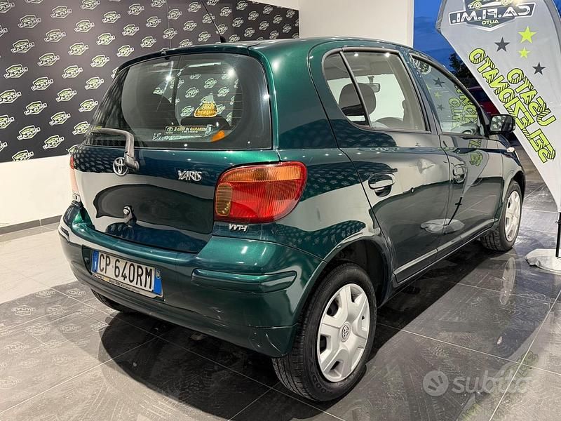Usata Toyota Yaris 65 CV (47 kW) 2004 Verde Berlina