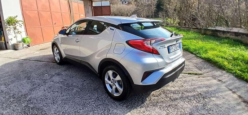 Begagnad Toyota C-HR Active 98 HK (72 kW) 2018 Silver SUV