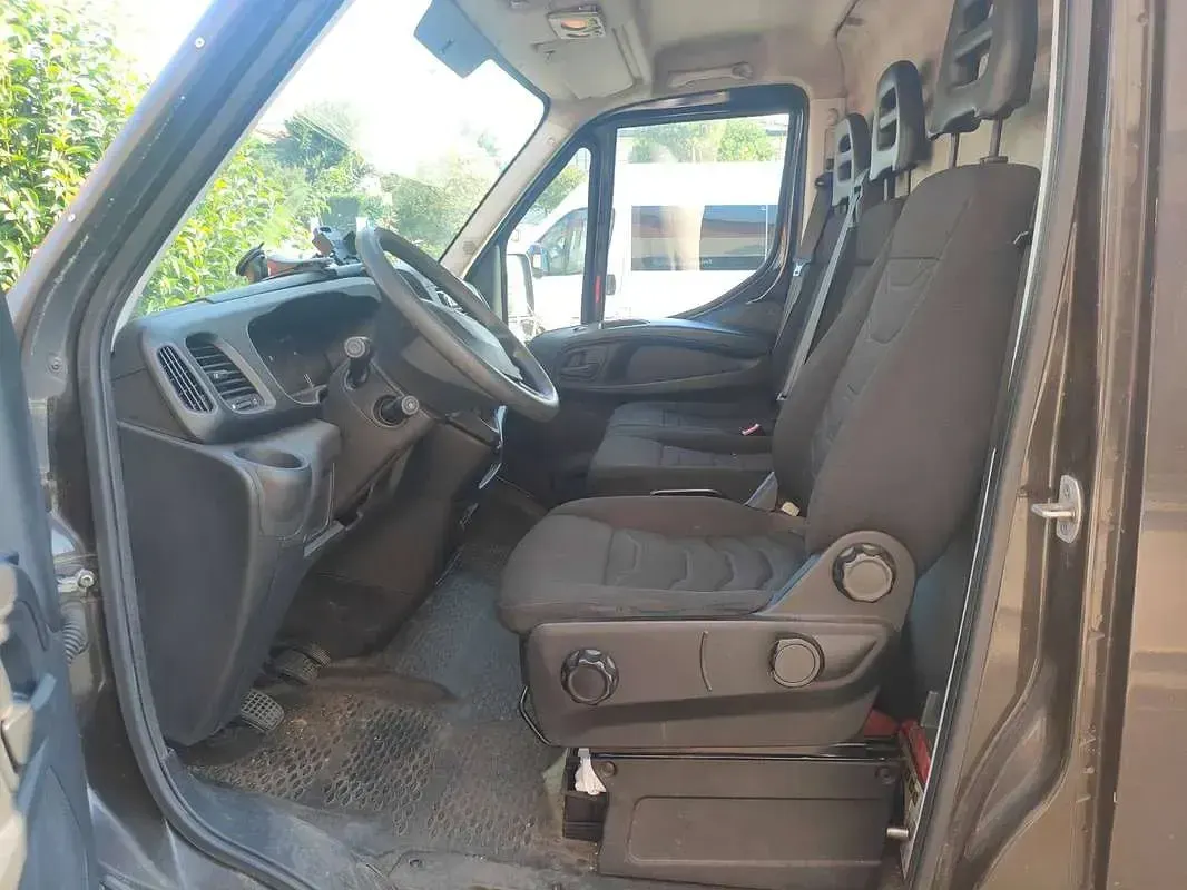 Usata Iveco Daily 106 CV (77 kW) 2015 Marrone Furgone