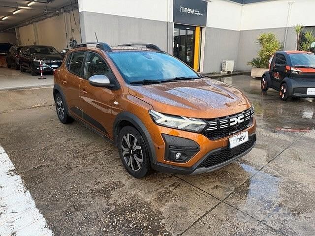 Arancione Usata 2022 Dacia Sandero Comfort Tre volumi | 14.300 € (Buon prezzo) - Immagine 1/4