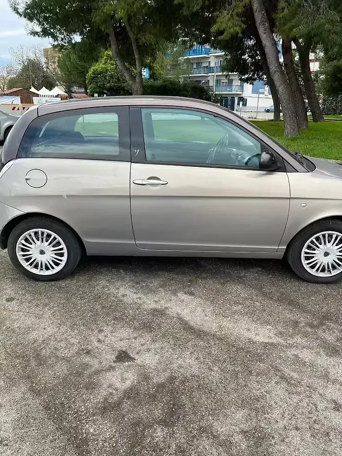 Begagnad Lancia Ypsilon 75 HK (55 kW) 2010 Brun Halvkombi