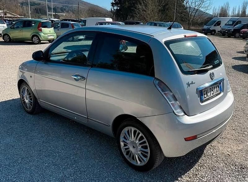 Usata Lancia Ypsilon 77 CV (56 kW) 2011 Argento Utilitaria