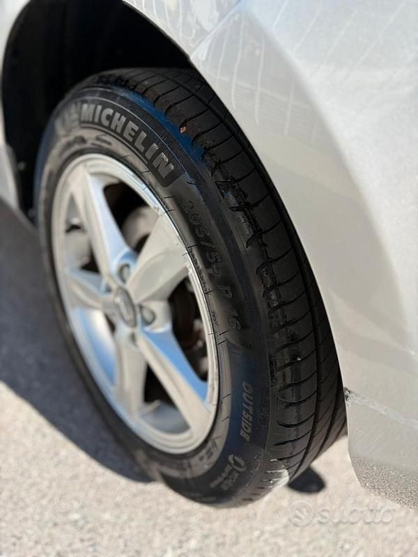 Usata Volvo V40 150 CV (110 kW) 2015 Grigio Berlina