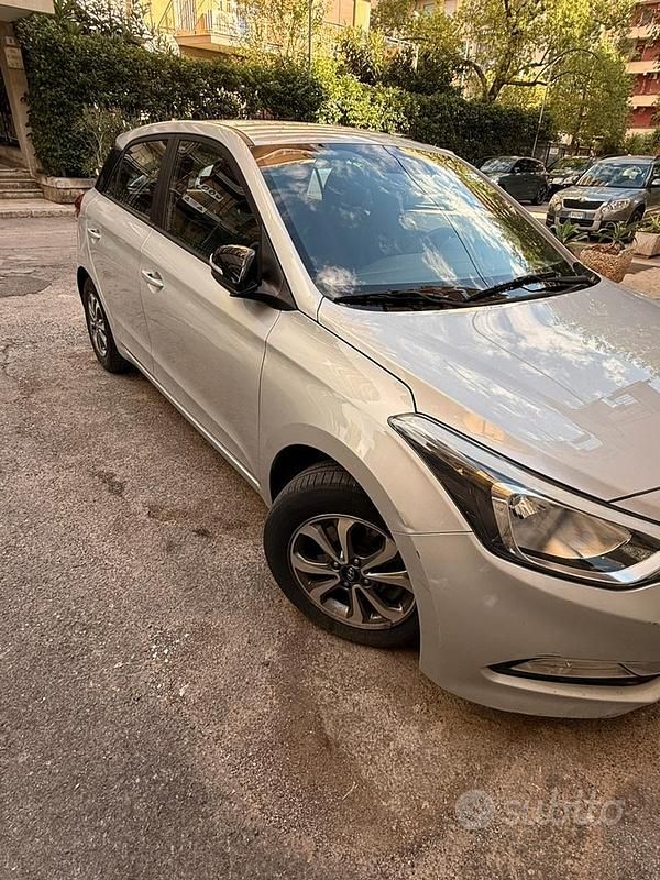 Grigio Usata 2019 Hyundai i20 Tre volumi | 9000 € (Super prezzo) - Immagine 1/4