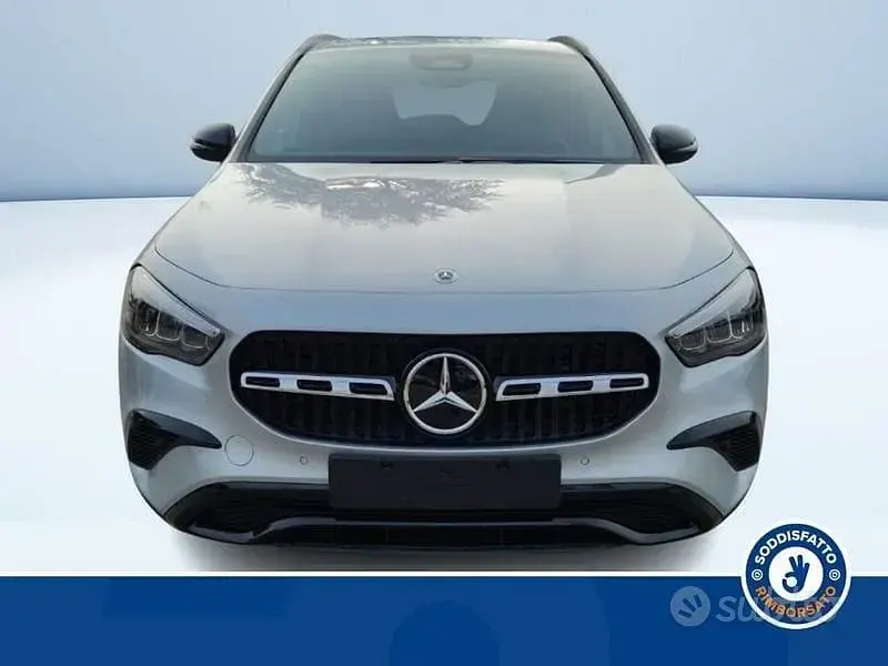 Käytetty Mercedes GLA200 Advanced 150 HP (110 kW) 2026 Harmaa Katumaasturi