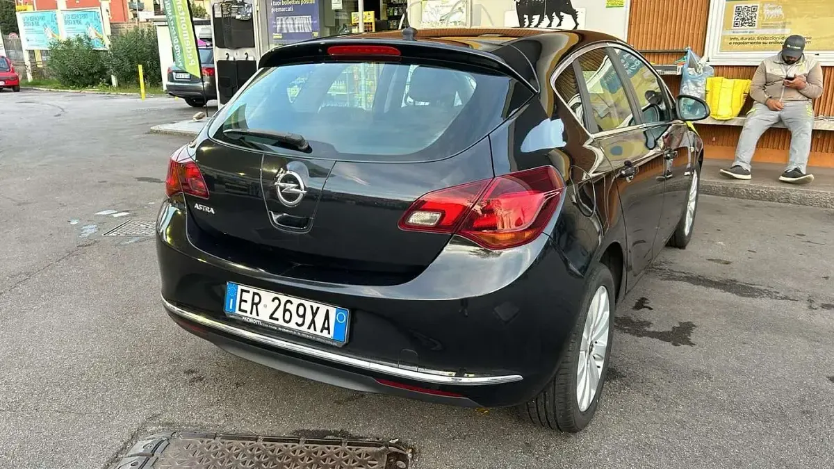Usata Opel Astra Cosmo 120 CV (88 kW) 2013 Nero Berlina