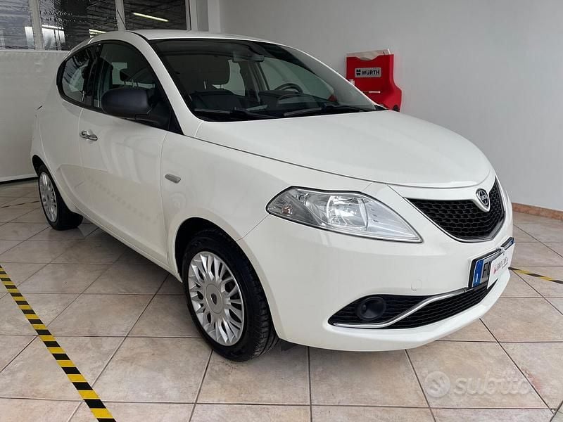 Usata Lancia Ypsilon Gold 69 CV (50 kW) 2017 Bianco Utilitaria