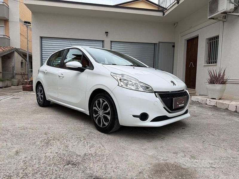 Usata Peugeot 208 68 CV (50 kW) 2013 Bianco Utilitaria