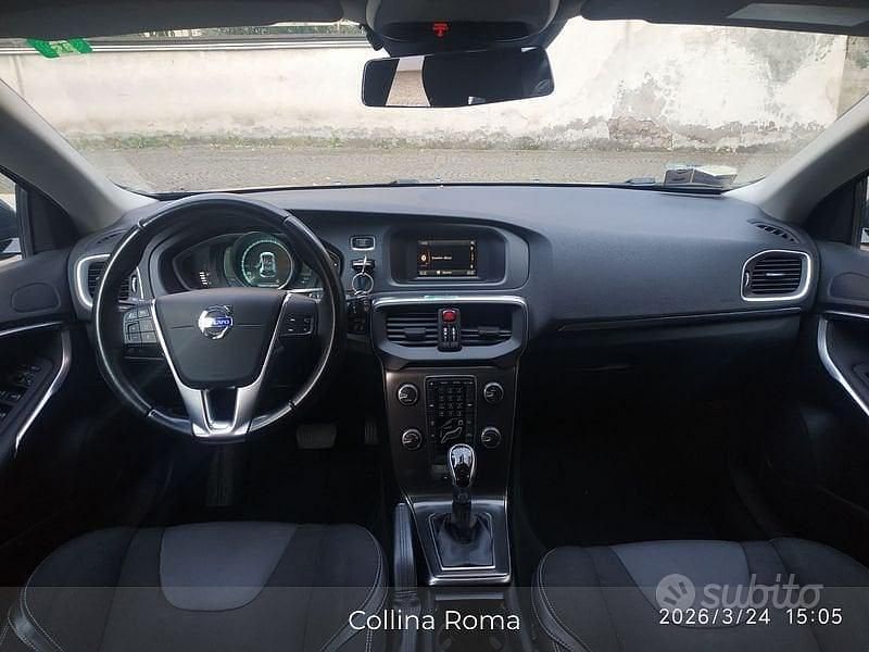 Usata Volvo V40 Momentum 116 CV (85 kW) 2014 Blu Berlina