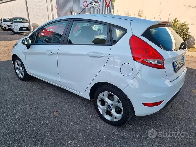 Begagnad Ford Fiesta Titanium 82 HK (60 kW) 2011 Vit Halvkombi