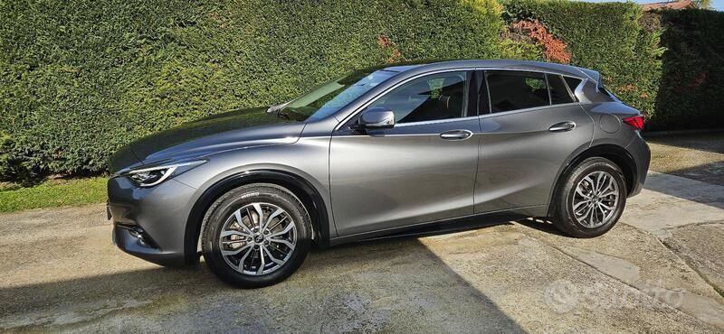 Grigio Usata 2019 Infiniti Q30 Business Due volumi | 18.000 € (Molto cara) - Immagine 1/4