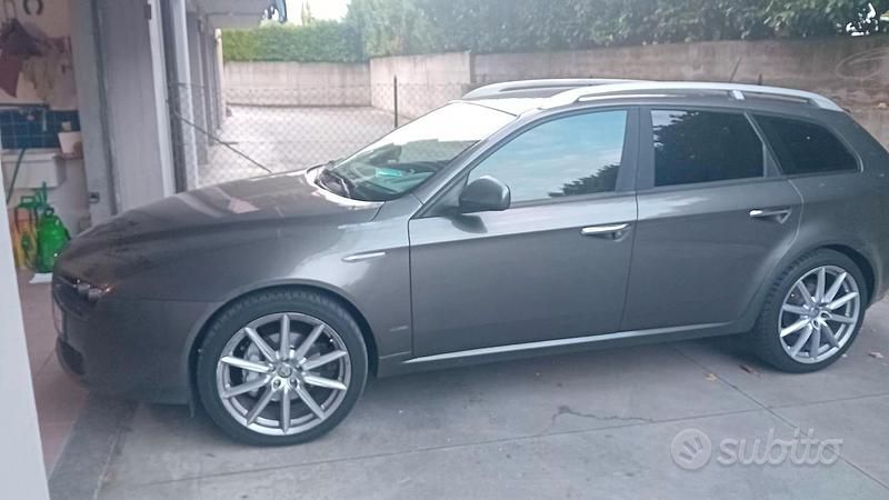 Usata Alfa Romeo 159 185 CV (136 kW) 2010 Marrone Berlina