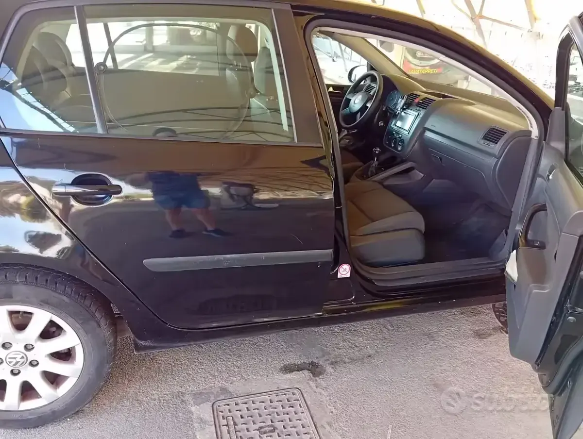 Usata VW Golf V 105 CV (77 kW) 2004 Nero Utilitaria