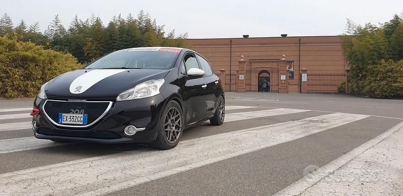 Usata Peugeot 208 68 CV (50 kW) 2014 Utilitaria