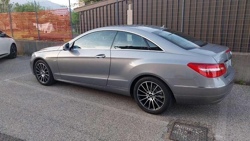 Grigio Usata 2011 Mercedes E220 Executive Coupé | 9500 € (Cara) - Immagine 1/3