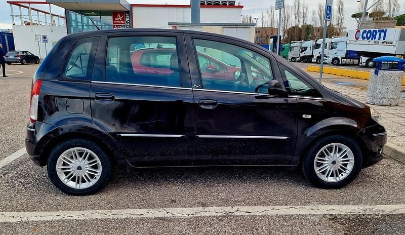 Begagnad Lancia Musa 95 HK (69 kW) 2011 Svart Minibuss