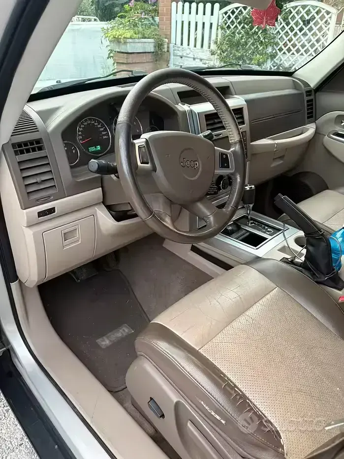 Usata Jeep Cherokee 200 CV (147 kW) 2010 Grigio SUV