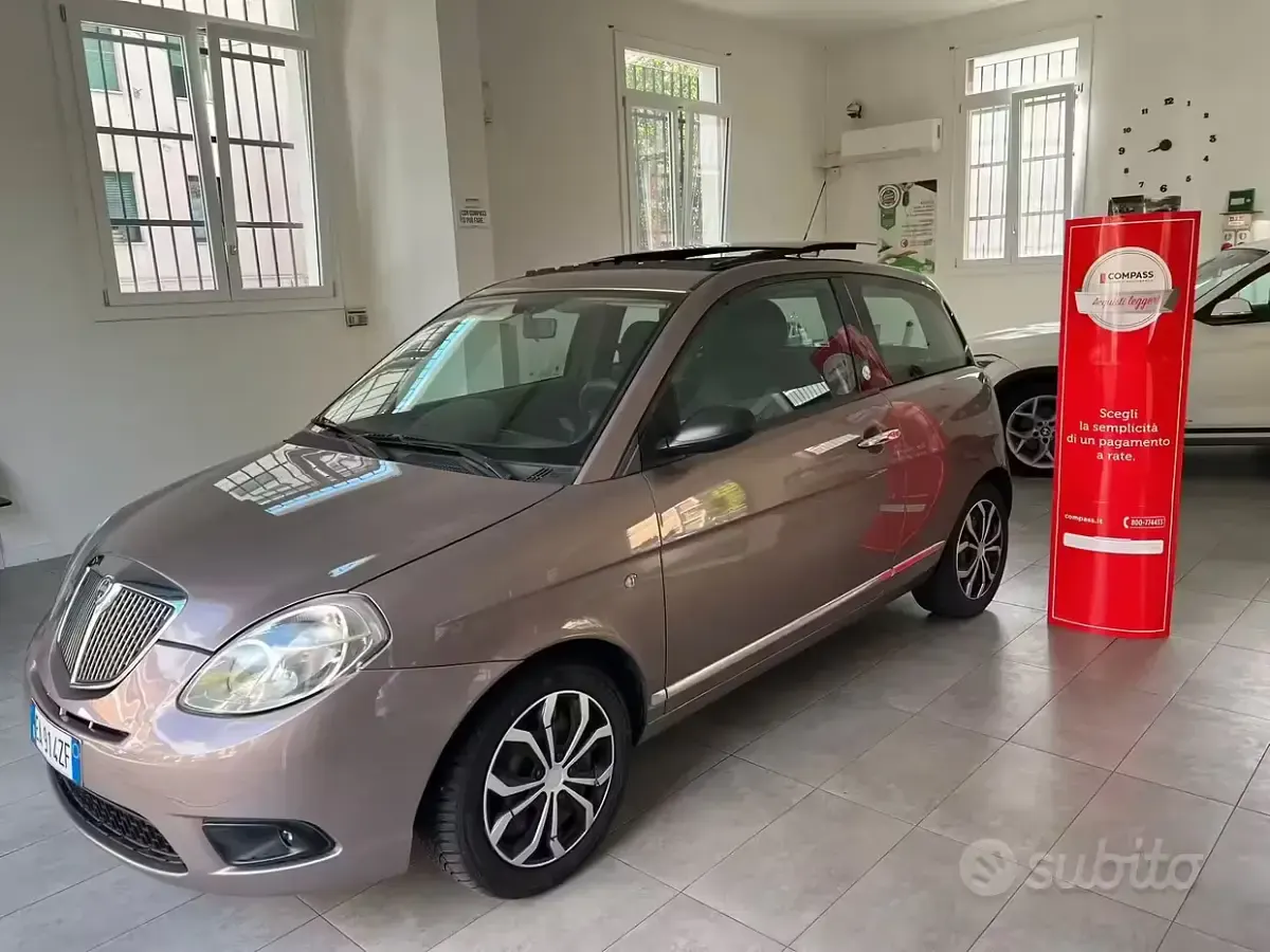 Usata Lancia Ypsilon 77 CV (56 kW) 2010 Viola Utilitaria