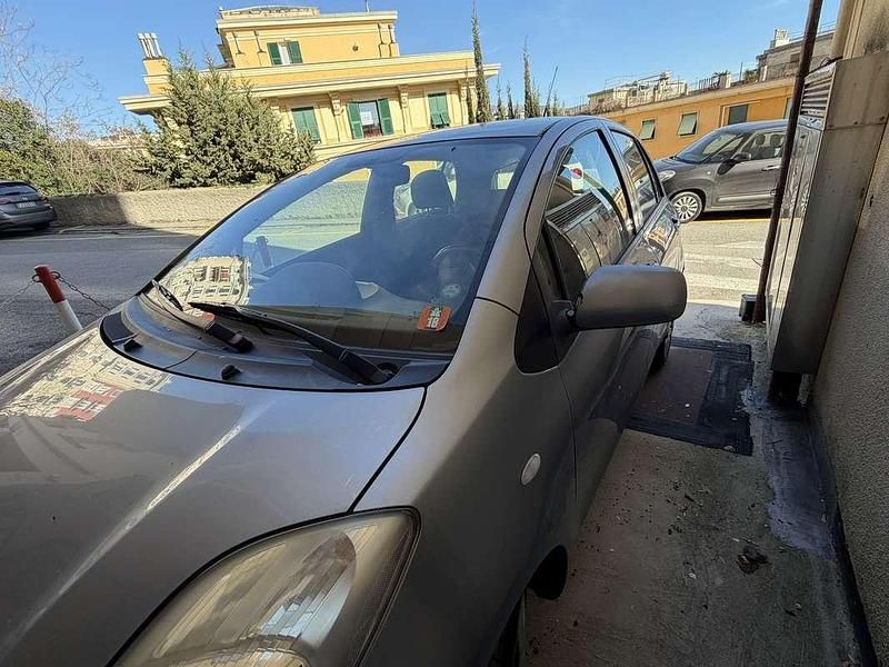 Usata Toyota Yaris Sol 69 CV (50 kW) 2006 Argento Berlina