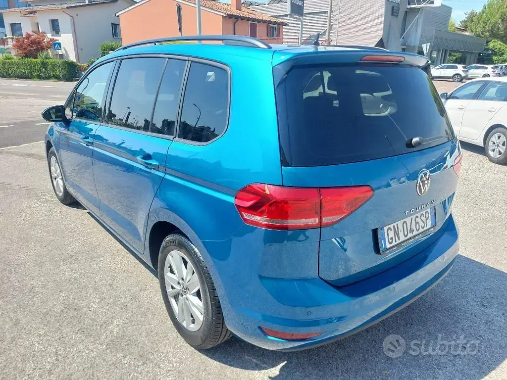 Usata VW Touran Business 150 CV (110 kW) 2023 Blu metallizzato Monovolume