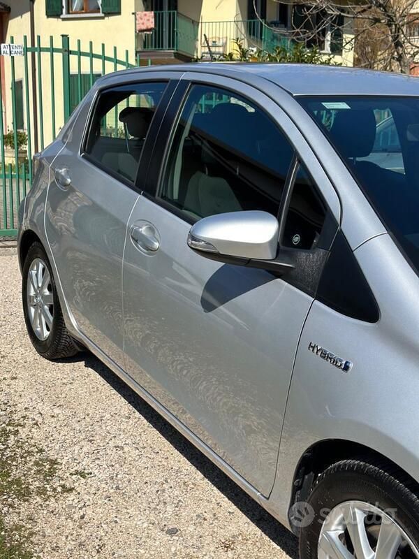 Usata Toyota Yaris Hybrid Lounge 75 CV (55 kW) 2013 Argento Berlina