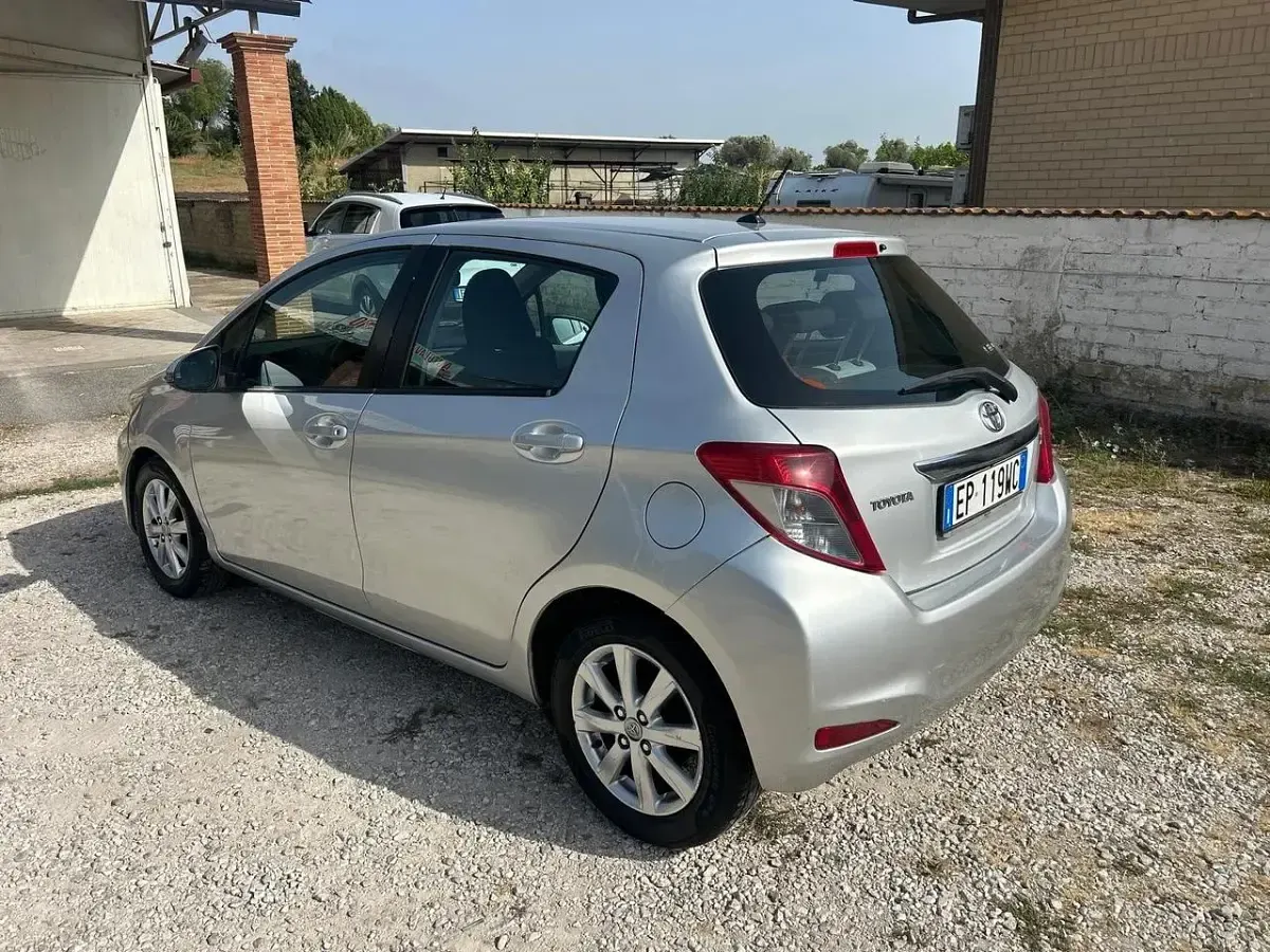 Usata Toyota Yaris Lounge 90 CV (66 kW) 2013 Argento Utilitaria