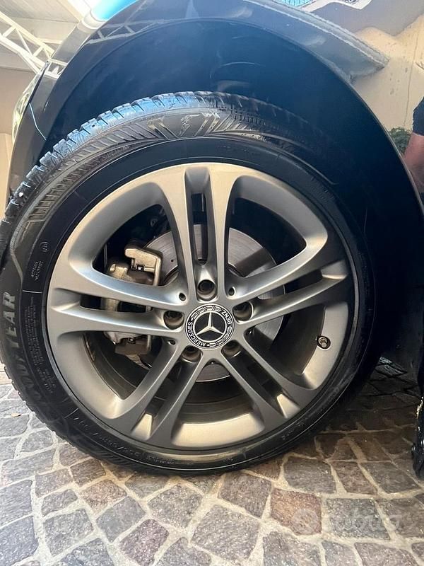 Begagnad Mercedes B180 136 HK (100 kW) 2019 Svart Minibuss