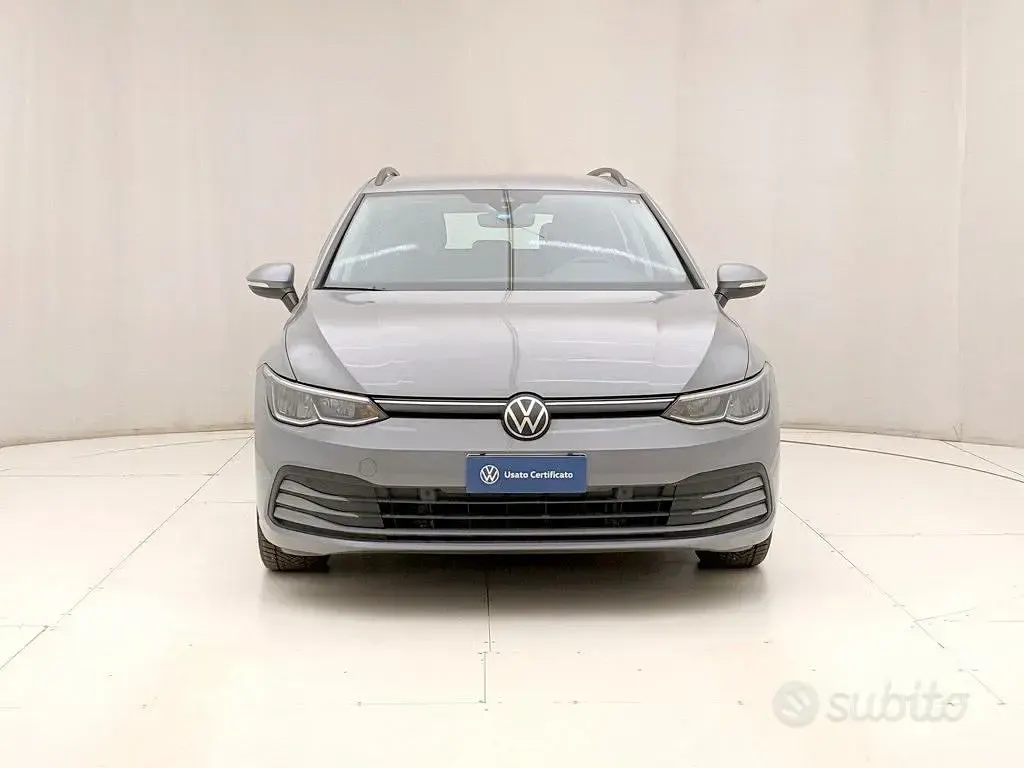 Usata VW Golf VIII Life 116 CV (85 kW) 2024 Grigio Station wagon