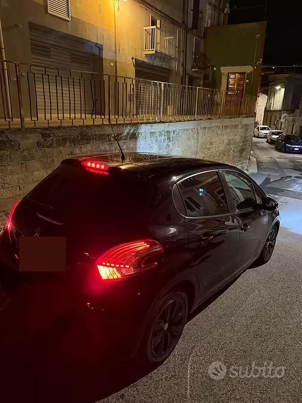 Usata Peugeot 208 68 CV (50 kW) 2016 Nero Utilitaria