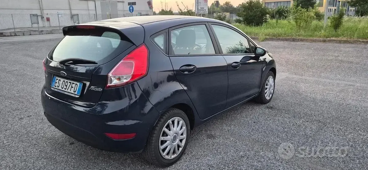 Usata Ford Fiesta 95 CV (69 kW) 2013 Bluazzurro Berlina